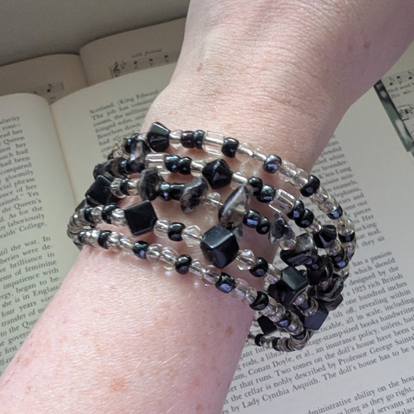Black and Clear Beaded Bracelet - Picture 1 of 8